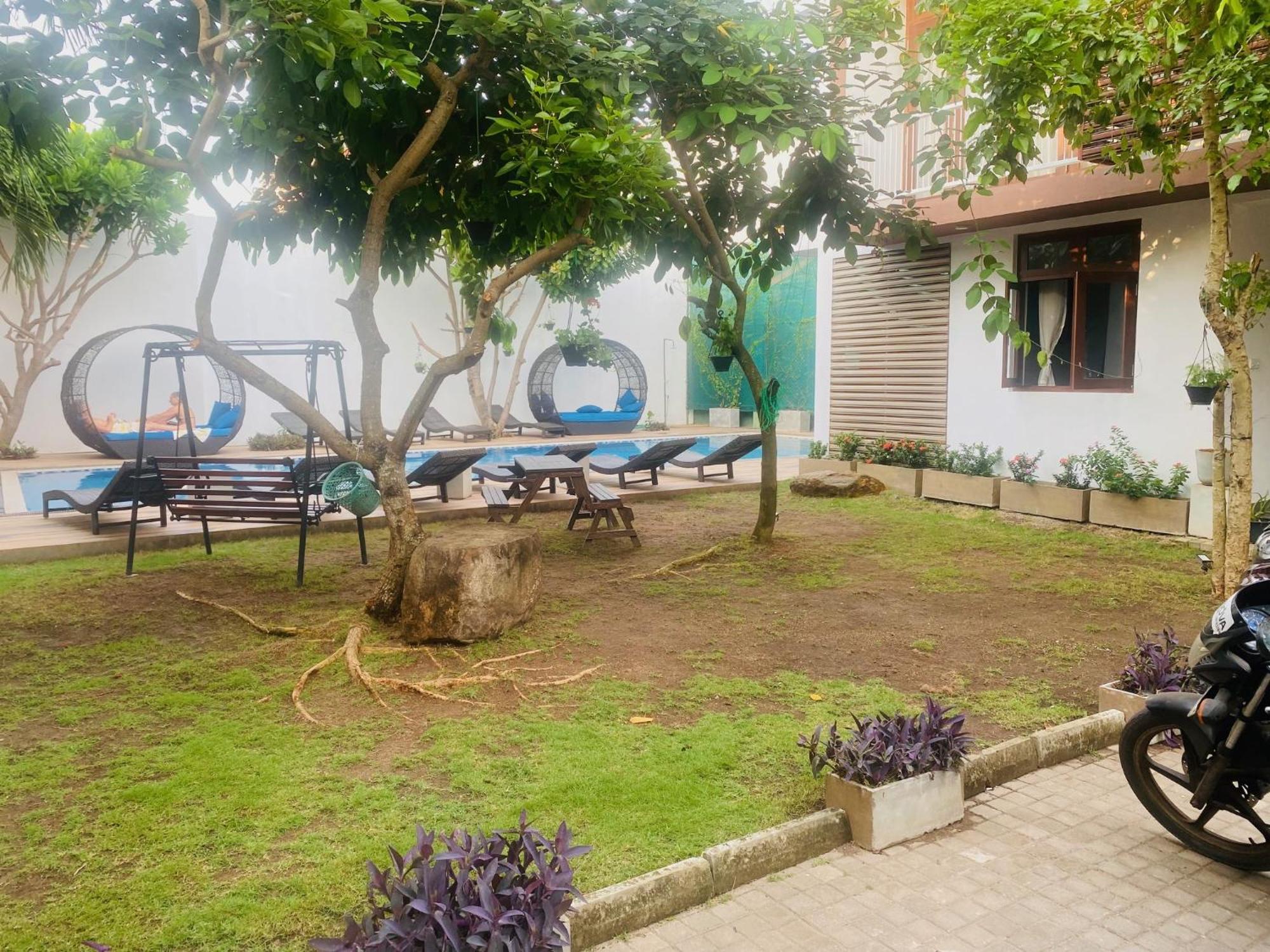 Hotel Cloud 9 Negombo Exterior photo