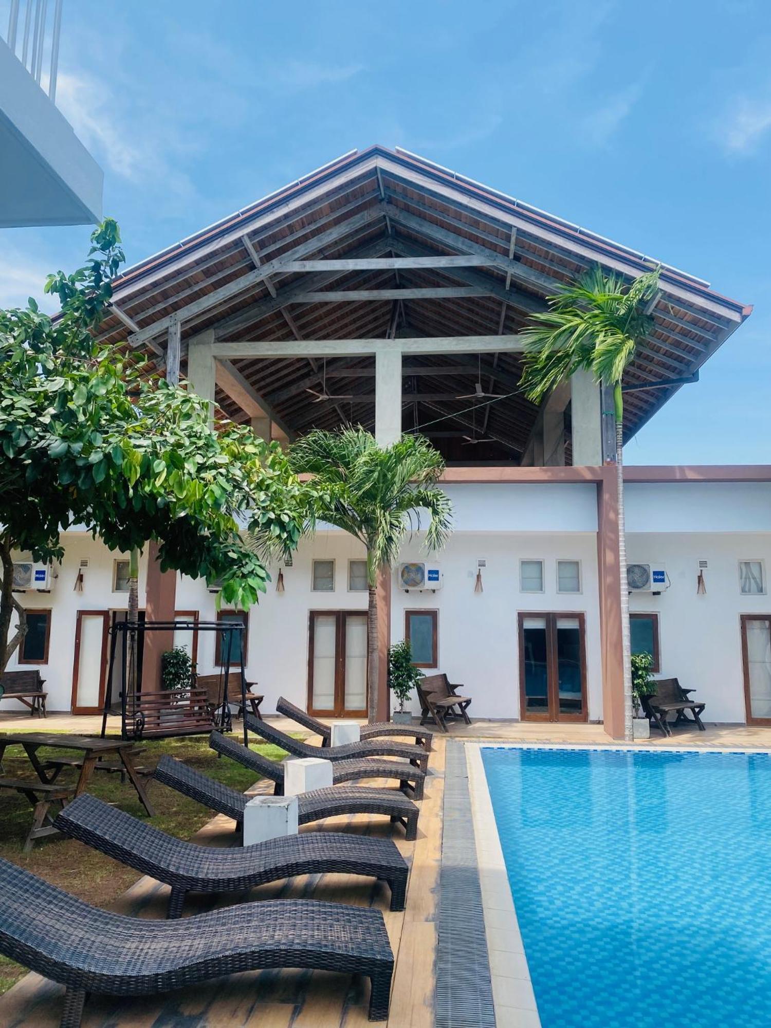 Hotel Cloud 9 Negombo Exterior photo