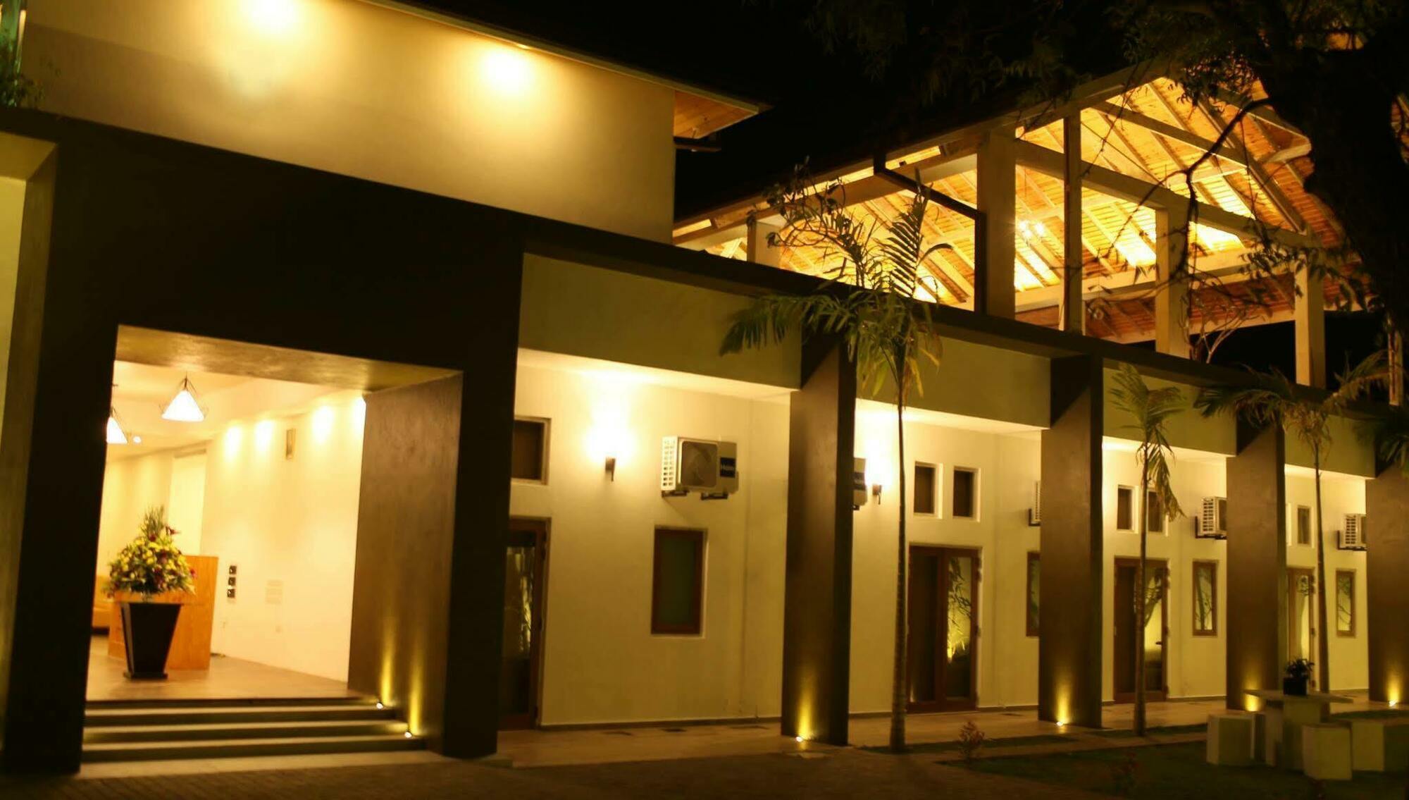 Hotel Cloud 9 Negombo Exterior photo